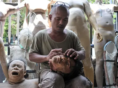 Sarwo Edi alias Kocom (52) membuat salah satu boneka atau patung prostetik di kawasan Bekasi, Jawa Barat, Senin (24/9). Kocom telah menggeluti profesinya sebagai patung prostetik sejak tahun 2000-an secara otodidak. (Merdeka.com/ Iqbal S. Nugroho)