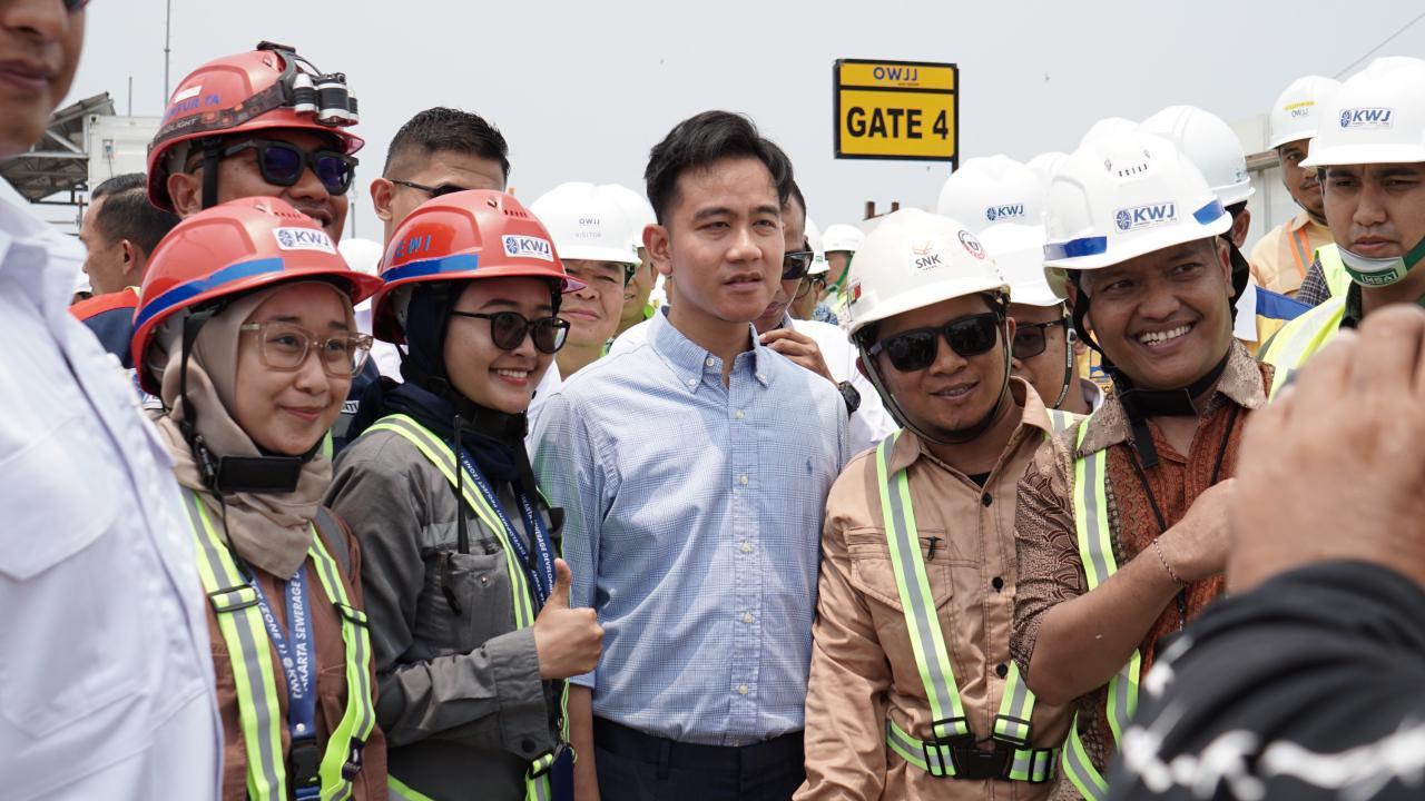 Wakil Presiden (Wapres) Gibran Rakabuming Raka mengunjungi proyek  PT Wijaya Karya (Persero) Tbk (WIKA), Jakarta Sewerage Development Project (JSDP) Zona 1 di Jalan Pluit Timur Raya, Penjaringan, Jakarta Utara pada Kamis (24/10/2024). (Dok WIKA)