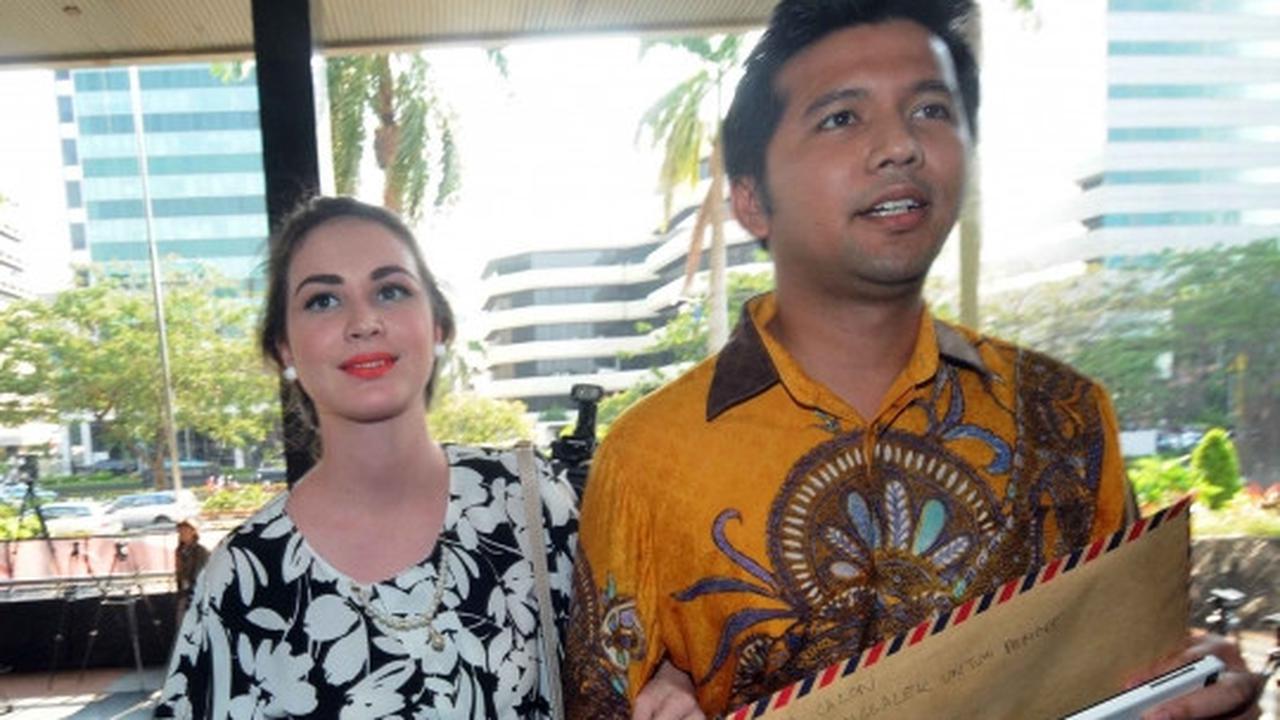 Kemesraan Arumi Bachsin dampingi Emil Elestianto lapor harta ke KPK