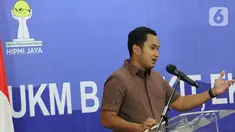 Ketua Umum HIPMI Jaya Sona Maesana memberi sambutan pada Webinar UKM Bangkit, Ekonomi Tumbuh di kantor Walikota Jakarta Barat, Senin (29/11/2021). Sebagai bentuk solidaritas HIPMI Jaya memberikan bantuan 10 mesin jahit kepada UKM konveksi binaan dan dana bantuan banjir. (Liputan6.com/HO/HIPMI Jaya)