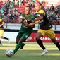 Duel Irfan Jaya (Persebaya) vs Roni Beroperay (Barito Putera) di Stadion Gelora Bung Tomo, Surabaya, Selasa (9/7/2019). (Bola.com/Aditya Wany)