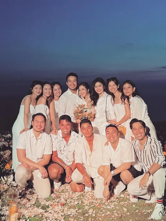 Kebersamaan Jessica Mila dan Yakup Hasibuan bersama para sahabat. Mereka kompak mengenakan busana serba putih.