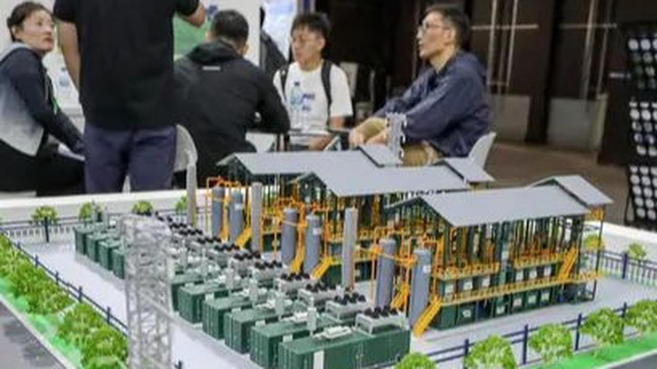 Pengunjung mencari informasi tentang produk yang ditampilkan dalam pameran Indonesia Energy and Engineering (IEE) Energy Week Series 2024 di JIExpo Kemayoran, Jakarta, Jumat (30/8/2024). Pameran tersebut menampilkan berbagai inovasi produk bidang kelistri