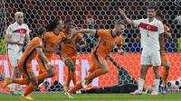 Timnas Belanda meraih kemenangan 2-1 atas Turki pada laga perempat final&nbsp;Euro 2024 di&nbsp;Olympiastadion Berlin, Berlin, Minggu (7/7/2024) dini hari WIB. Hasil itu membuat Belanda lolos ke semifinal dan akan bersua Inggris. (AP Photo/Matthias Schrader)