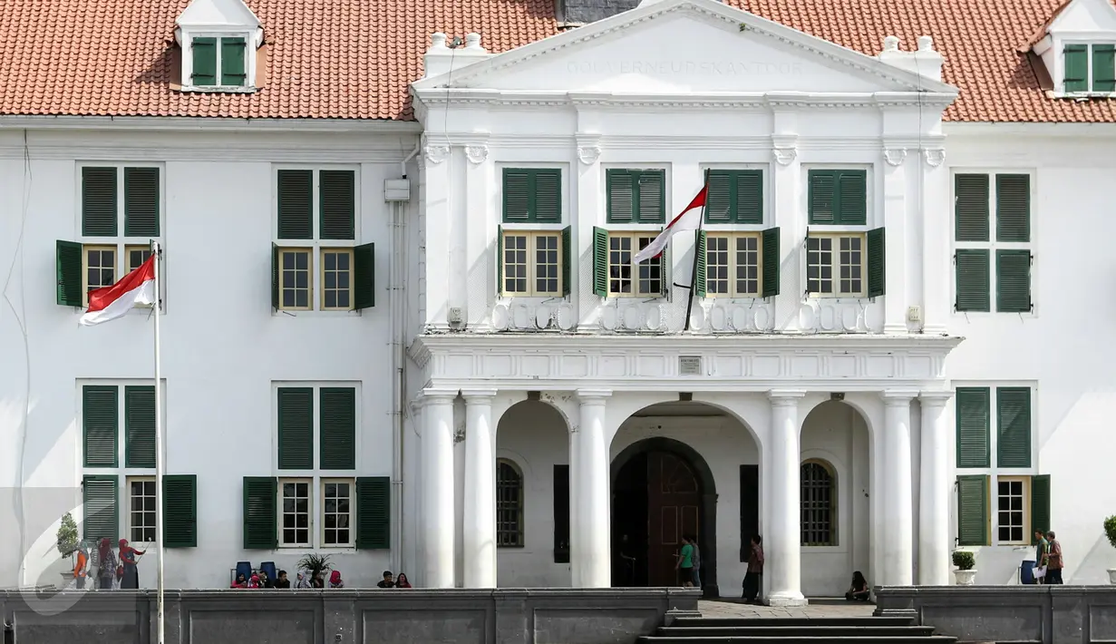 Sejumlah pengunjung memadati Gedung Fatahillah yang berada di kawasan Kota Tua, Jakarta, Jumat (4/3). Pemprov DKI akan segera melakukan revitalisasi kawasan Kota Tua dan membutuhkan dana anggaran sebesar Rp 200 miliar. (Liputan6.com/Yoppy Renato)