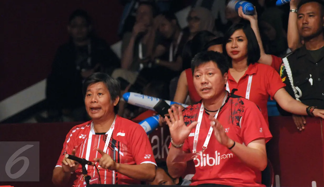Pelatih ganda putra Indonesia,HerryIman Piergardi (kiri) memberi arahan pada Hendra/Ahsan saat laga melawan Liu Xiaolong/QiuZihan (Tiongkok) di final Total BWF World Championships 2015, Jakarta, Minggu (16/8/2015). (Liputan6.com/Helmi Fithriansyah)