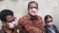 Direktur Lokataru Haris Azhar dan Koordinator KontraS Fatia Maulida (kanan) seusai mendatangi Polda Metro Jaya, Jakarta, Kamis (21/10/2021). Keduanya memenuhi panggilan mediasi berkaitan dengan dugaan pencemaran nama baik yang dilaporkan Luhut Binsar Pandjaitan. (Liputan6.com/Herman Zakharia)