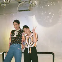 Tampil kompak dan menggemaskan, OOTD Alika dan Kalya Islamadina selalu inspiratif. [Foto: Instagram/ @Kalya Islamadina]