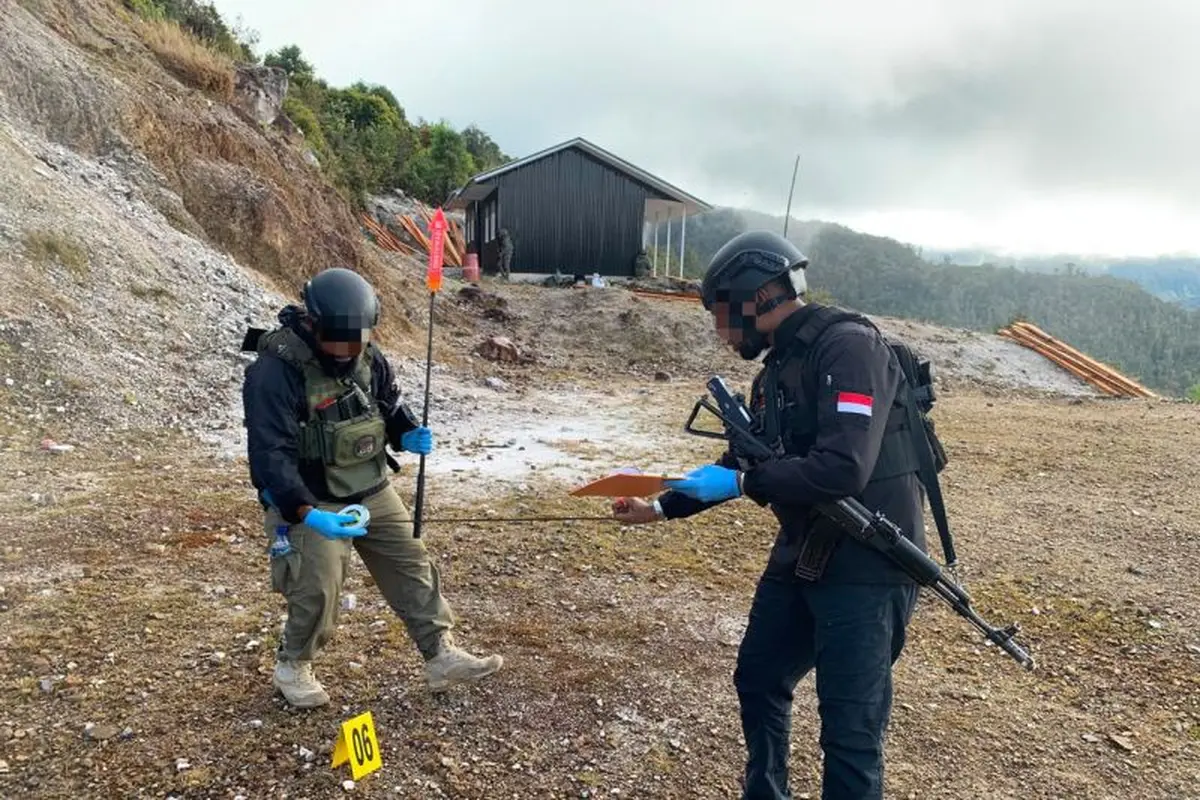 Aparat Satgas Operasi Damai Cartenz (ODC) 2026 saat menggelar olah TKP kasus pembakaran pesawat AMA. (Dok. Antara)