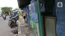 Salah satu pedagang menutup lapaknya di kawasan Kuningan, Jakarta, Kamis (2/4/2020). Minimnya aktivitas perkantoran di Jakarta akibat pandemi COVID-19 membuat sejumlah pedagang warung kaki lima memilih untuk menutup dagangannya karena sepi pembeli. (Liputan6.com/Helmi Fithriansyah)