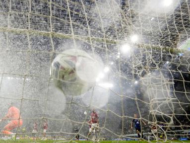 Pemain Inter Milan, Henrikh Mkhitaryan, mencetak gol ke gawang AC Milan pada laga Liga Italia di Stadion di Giuseppe Meazza, Milan, Sabtu, (16/9/2023). Inter Milan menang dengan skor 5-1. (AP Photo/Luca Bruno)