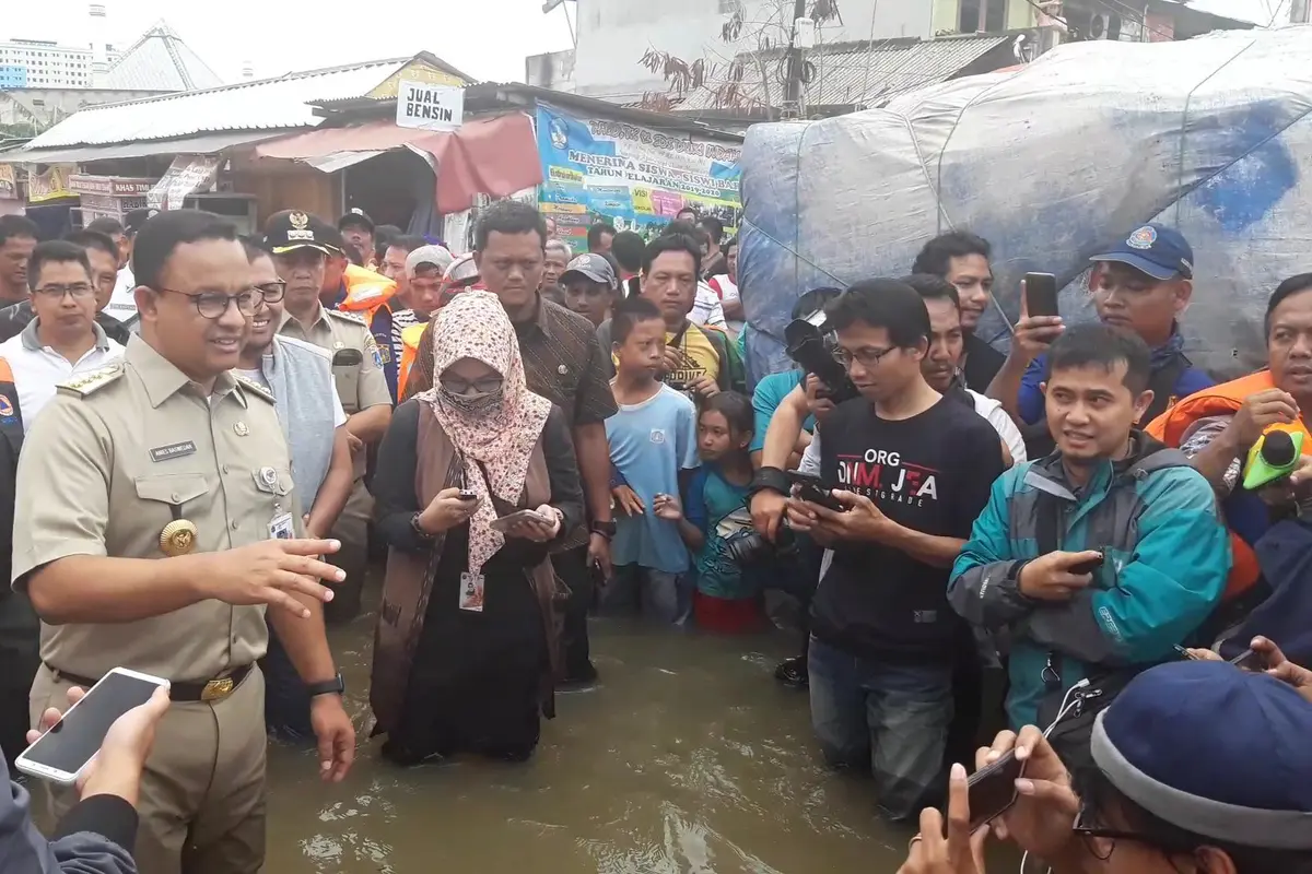 Anies Baswedan meninjau korban banjir Jakarta.