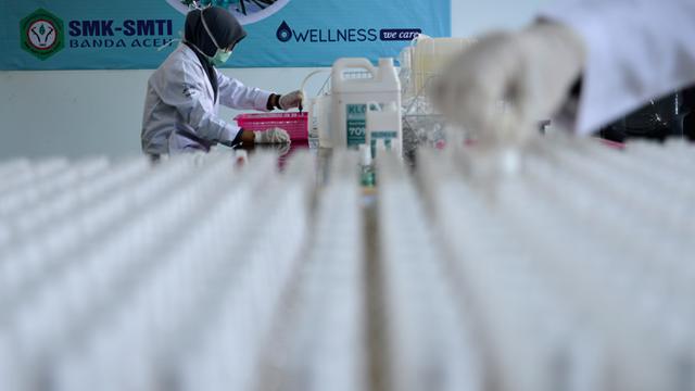 Hand Sanitizer dan Face Shield Produksi Siswa SMK