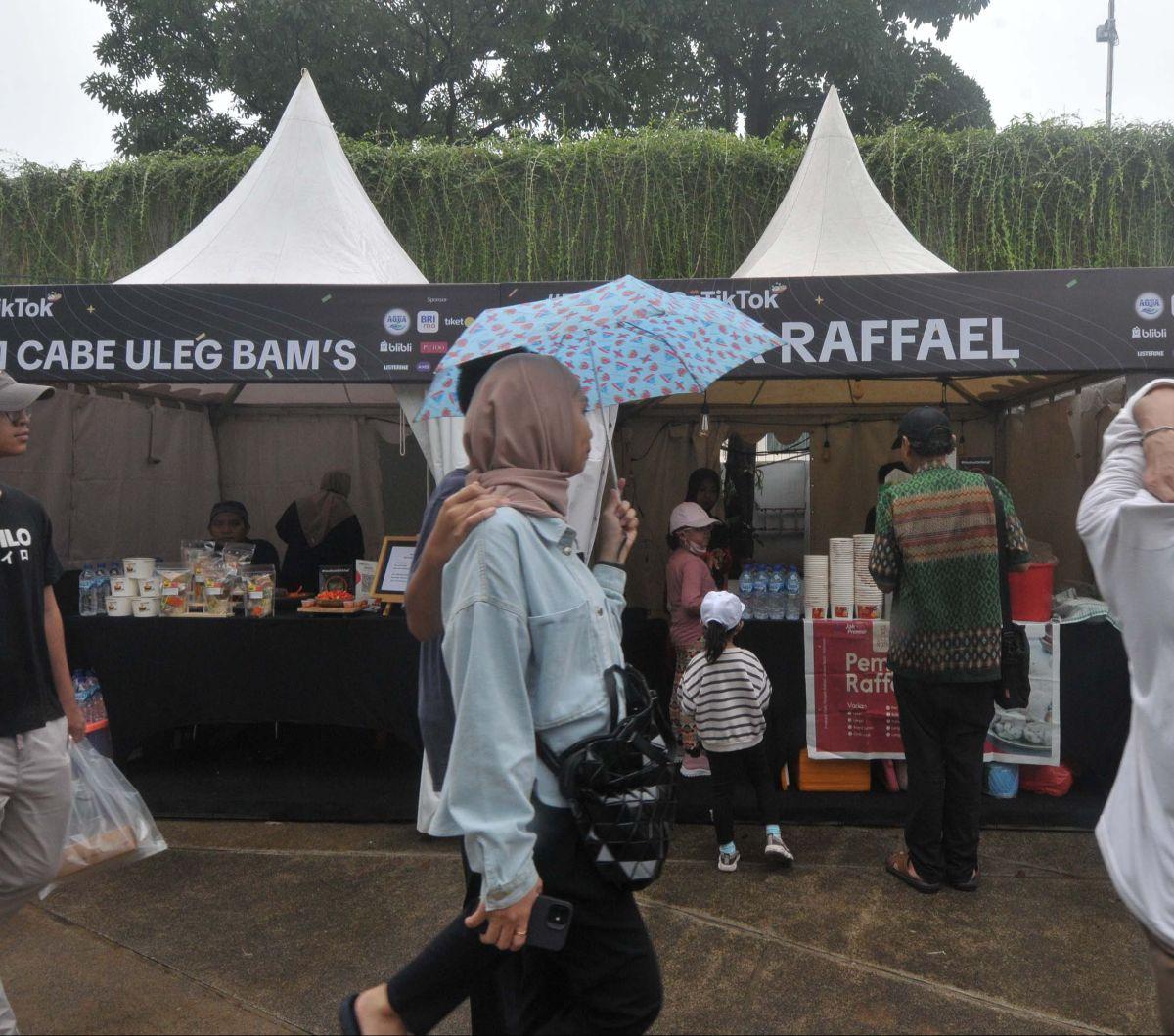 Sejumlah pengunjung berjalan melewati berbagai tenant saat berburu jajanan viral dalam festival kuliner TikTok Food Fest 2024 di Lapangan Banteng, Jakarta, Sabtu (25/4/2024). TikTok Food Fest 2024 menghadirkan berbagai jajanan khas nusantara, yang viral d