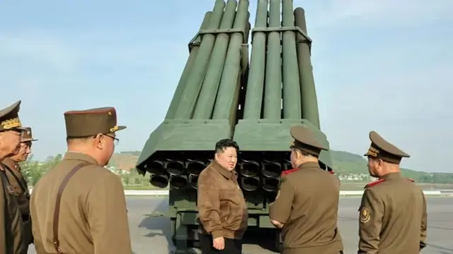 Pemimpin Korea Utara Kim Jong Un memeriksa sistem peluncur roket ganda 240mm di lokasi yang dirahasiakan.
