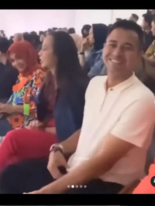 Raffi Ahmad, ikut hadir dan menyaksikan koleksi-koleksi rancangan sang istri yang ditampilkan oleh para model. (Foto: Instagram/@chevirgo)