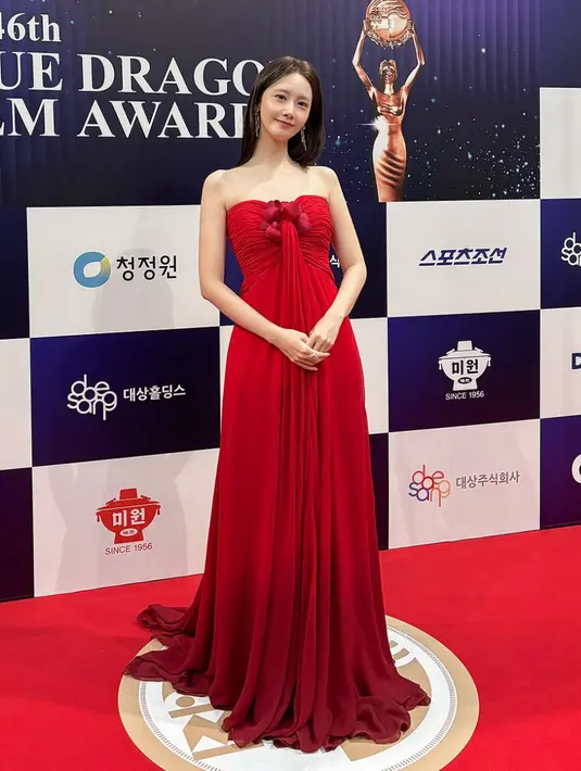 <p>Yoona SNSD hadir elegan mengenakan long dress merah strapless dengan aksen kerutan di bagian depan. Melengkapi tampilan anting-anting model panjang silver. Rambut panjang dibiarkan terurai, wajahnya pun dipulas flawless. [@limyoona__official]</p>
