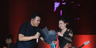 Penyanyi Tulus tampil di hari pertama Java Jazz Festival 2017. Pria asal Bukit Tinggi itu memberikan kejutan dengan bernyanyi keroncong. Ia tampil di panggung Hall D2. (Adrian Putra/Bintang.com)