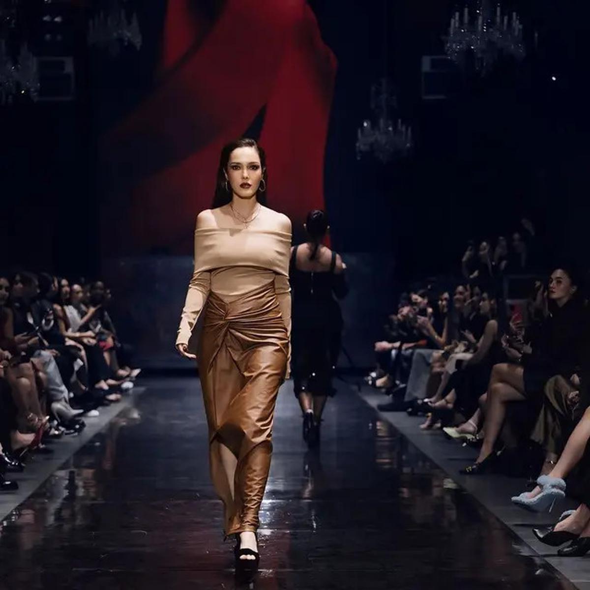Pesona Memikat Cathy Sharon Berjalan di Catwalk, Tampil Bak Supermodel di Usia 42 Tahun