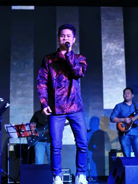 Penyanyi pendatang baru dan pemeran Esal Revano setelah meyapa penonton yang hadir dan disambut gemuruh penonton membawakan tembang lawas Kau Bukan Dirimu. (Adrian Putra/Bintang.com)