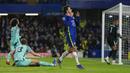 Pemain Chelsea Mason Mount (kanan) bereaksi usai kehilangan peluang mencetak gol ke gawang Brighton pada pertandingan sepak bola Liga Inggris di Stadion Stamford Bridge, London, Inggris, 29 Desember 2021. Pertandingan berakhir 1-1. (AP Photo/Alastair Grant)