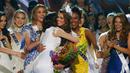 Miss Prancis, Iris Mittenaere mendapat ucapan selamat dari kontestan lainnya setelah dinobatkan menjadi Miss Universe 2016 dalam ajang final Miss Universe yang dilangsungkan di Mall of Asia Arena, Manila, Filipina, Senin (30/1). (AP Photo/Bullit Marquez)