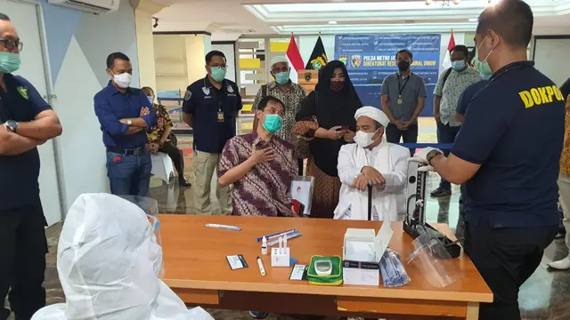 Rizieq Shihab akan saat tes swab di Polda Metro Jaya. (Istimewa)
