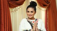 Sebagai seorang diva, Krisdayanti kerap memperhatikan penampilannya di setiap kesempatan. Terutama saat momen besar seperti perayaan Idul Adha beberapa hari lalu, di mana ia tampil cantik dengan Kaftannya. (Bambang E.Ros/Bintang.com)