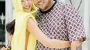 Perancang busana kondang, Ivan Gunawan berpose sambil dipeluk kekasih barunya bernama Faye Malisorn. Ivan menuturkan keluarganya telah mengenal sosok wanita berumur 24 tahun tersebut. (Instagram/@ivan_gunawan)