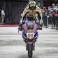 Toprak Razgatlioglu berhasil menjadi Juara Dunia meski hanya finis kedua di belakang Jonathan Rea pada Race 1 WSBK Mandalika 2021. Toprak memastikan gelarnya usai unggul 25 poin dari rivalnya, Rea. (AP/Achmad Ibrahim)