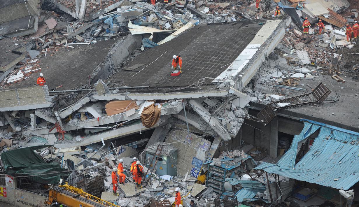 Tim SAR mencari korban yang selamat setelah longsor di kawasan industri di Shenzhen, provinsi Guangdong, China selatan, Minggu (20/12). Menurut media setempat, longsor tersebut merobohkan 22 bangunan dan mengakibatkan 59 orang hilang (CHINA OUT AFP PHOTO)