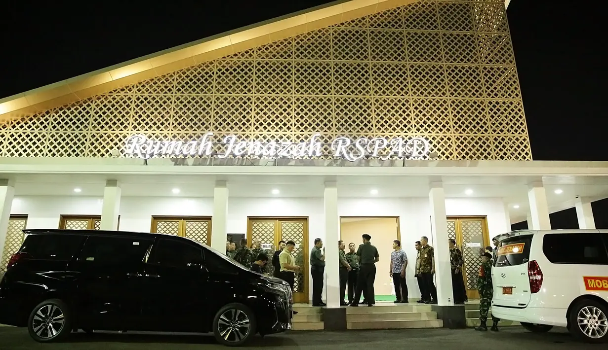 Jenazah BJ Habibie keluar dari RSPAD. (Bambang E Ros/Fimela.com)