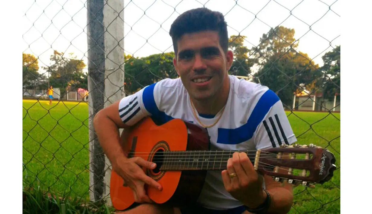 Tak lupa Fabiano Beltrame bermain gitar yang merupakan hobinya kala mengisi waktu santai. (Dok. Pribadi)