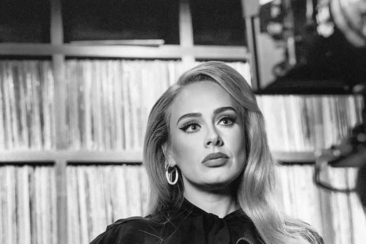 Tampilan Modis Adele dengan Burberry Saat Cerita Soal Album Baru