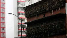 Pemandangan balkon rumah seorang kolektor bernama Etanis Gonzalez, yang dipenuhi ratusan boneka seram dan menakutkan, di Caracas, Venezuela, 16 Juli 2016. (REUTERS/Carlos JASSO)