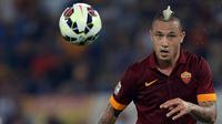 1. Radja Nainggolan, menurut kabar Mirror, gelandang AS Roma ini sudah menyepakati kontrak lima tahun bersama Chelsea. Guna memuluskan kesepakatan itu The Blues menyiapkan dana sebesar 28 juta poundsterling. (AFP/Filippo Monteforte)