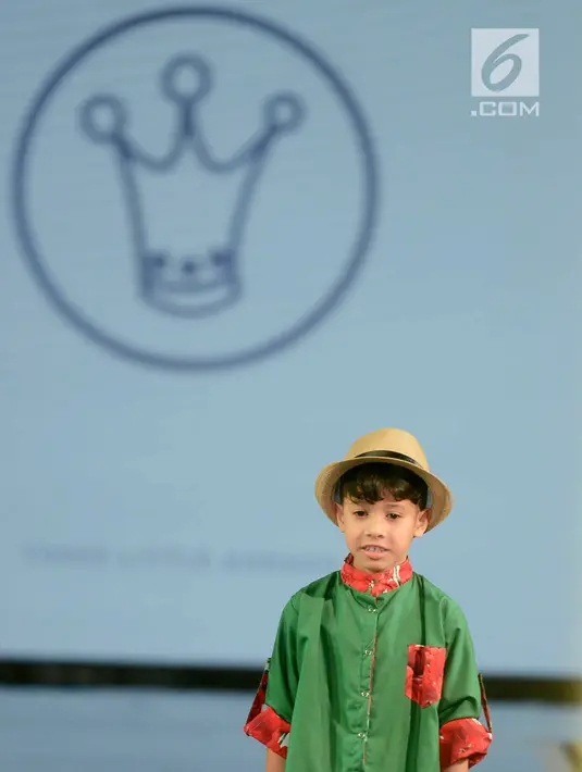 Model anak membawakan busana rancangan desainer Three Little Ahmads pada Jakarta Modest Fashion Week (JMFW) 2018 di Gandaria City, Jakarta, Sabtu (29/7). JMFW digelar mulai 26-29 Juli 2018. (Kapanlagi/Bayu Herdianto)