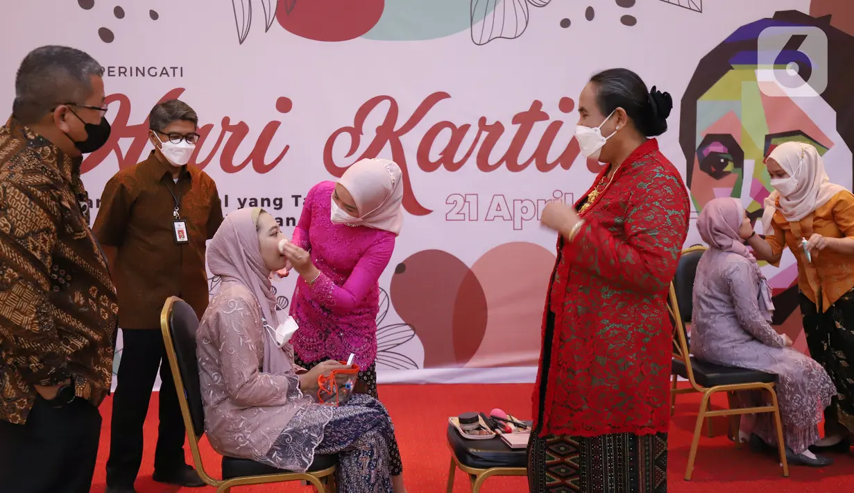 <p>Direktur Utama Pusat Pengelolaan Komplek Kemayoran (PPKK) Medi Kristianto (kiri), Dewan PPK Kemayoran Sumiyati dan dan Direktur Perencanaan dan Pembangunan PPK Kemayoran Riski Renando saat menghadiri peringatan hari Kartini di Jakarta, Kamis (21/04/2022). (Liputan6.com/Fery Pradolo)</p>
<p> </p>