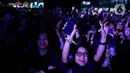 Ribuan penonton yang menyaksikan pun tak bisa menahan diri ikut melantunkan tiap lagu. (Liputan6.com/Herman Zakharia)