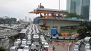  Sejumlah kendaraan melintas di samping pembangunan Simpang Susun Semanggi, Jakarta, Kamis (23/2). Proyek pembangunan Simpang Susun Semanggi ditargetkan rampung pada Agustus 2017 mendatang. (Liputan6.com/Yoppy Renato)