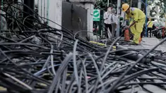 Petugas Dinas Bina Marga DKI Jakarta melakukan penataan kabel utilitas di sekitar Jalan Haji Agus Salim, Jakarta Pusat, Rabu (24/5/2023). (Liputan6.com/Herman Zakharia)