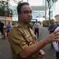 Gubernur DKI Jakarta Anies Baswedan saat meninjau fasilitas publik di kawasan Bundaran HI, Jakarta, Senin (22/4). (Liputan6.com/Johan Tallo)