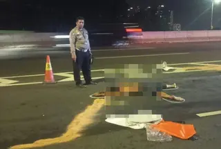 Seorang pemuda tewas mengenaskan setelah ditabrak mobil di Tol Ir Sedyatmo, Penjaringan, Jakarta Utara. (Foto: Istimewa)