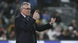 Pelatih China, Brando Ivankovic memberikan instruksi kepada pemainnya saat laga lanjutan Grup C Kualifikasi Piala Dunia 2026 melawan Australia yang berlangsung di Adelaide Oval, Adelaide, Australia, Kamis (10/10/2024). (AP Photo/James Elsby)