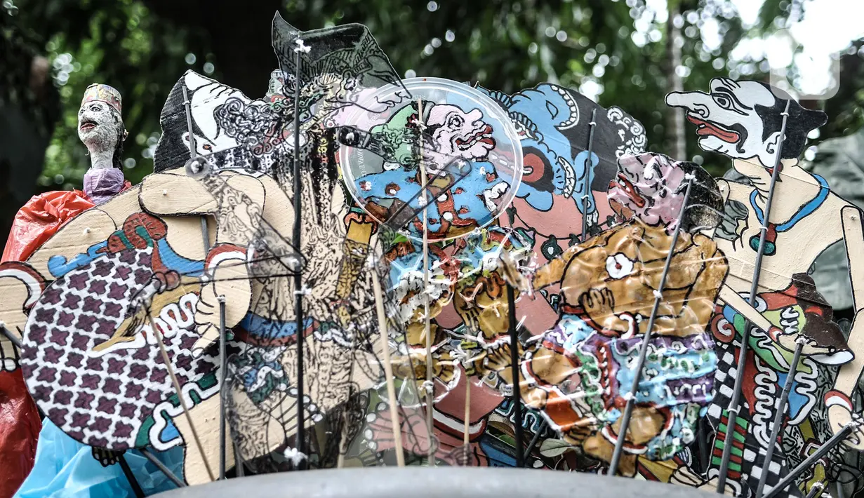 Sejumlah koleksi wayang uwuh karya seniman Iskandar Hardjodimuljo ditampilkan di kawasan Cawang, Jakarta, Kamis (29/10/2020). Iskandar berharap pandemi COVID-19 segera hilang agar wayang uwuh buatannya dapat kembali dikirim ke luar negeri. (merdeka.com/Iqbal S. Nugroho)