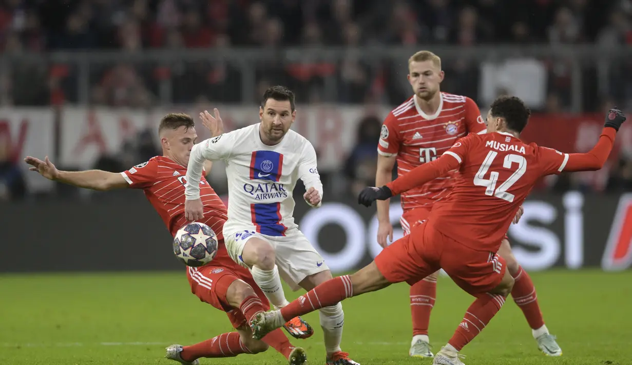 Penyerang PSG, Lionel Messi (tengah) berusaha melewati dua pemain Bayern Munchen, Jamal Musiala dan Joshua Kimmich selama pertandingan leg 2 babak 16 besar Liga Champions di Allianz Arena di Munich, Jerman, Kamis (9/3/2023). Bayern menang atas PSG dengan 2-0. (AP Photo/Matthias Schrader)