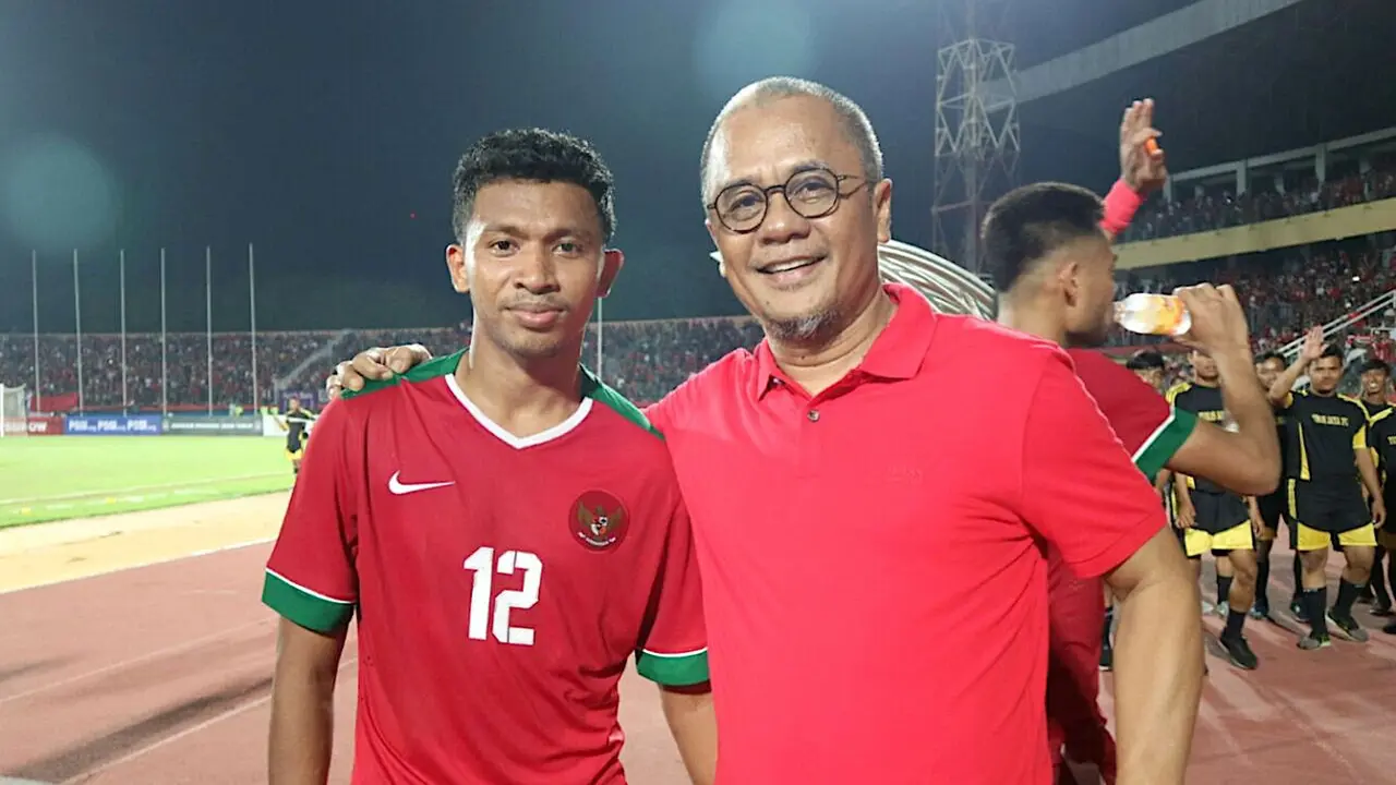 Pemain Timnas Indonesia U-19, Rifad Marasabessy (kiri), dan Manajer Madura United, Haruna Soemitro.