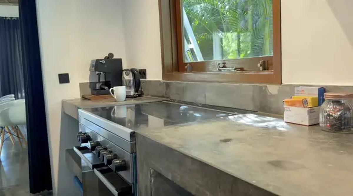 7 Potret Dapur Rumah Nino Fernandez dan Steffi Zamora di Bali, Desain Memanjang Minimalis