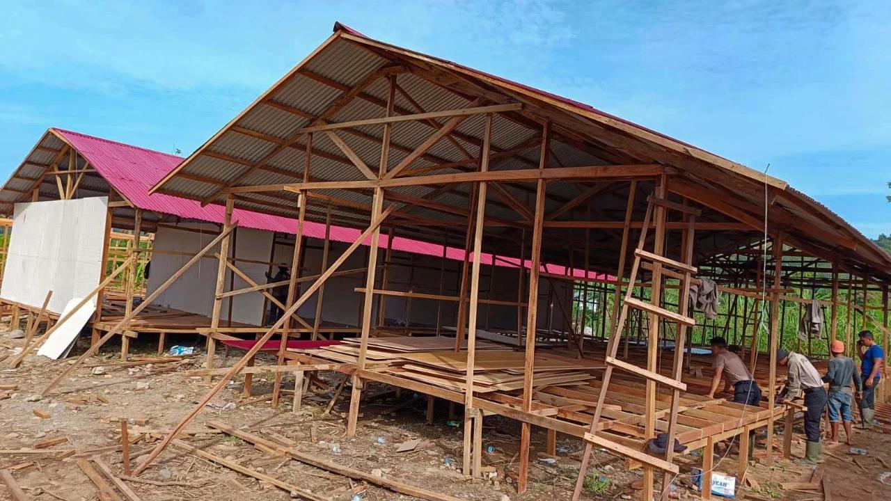 FOTO: Hunian Sementara Dibangun untuk Warga Terdampak Bencana di Pauh Padang