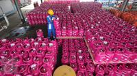 Pekerja menata tabung Bright Gas 5,5 Kg yang dibanderol dengan harga Rp66.000  usai pengisian di Depot and Filling Station LPG Pertamina Plumpang, Jakarta, Selasa (3/11). (Liputan6.com/Angga Yuniar)